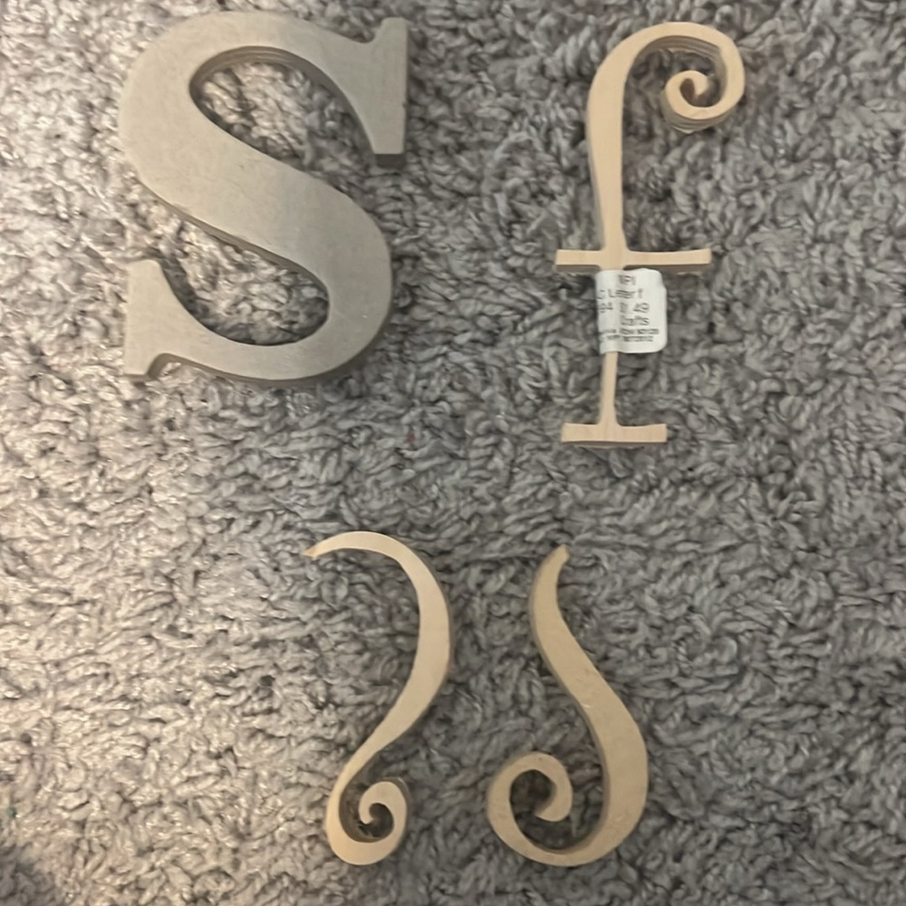 Bundle of mixed wooden letters, 4 letters already painted and 1 cardboard letter - Picture 5 of 6